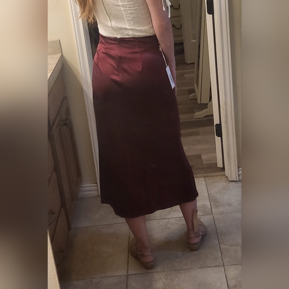 Reformation NWT Ember skirt in plum 100% silk size 2 - Picture 3 of 8